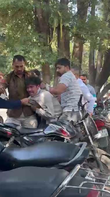 छात्र को अंदर ले जाते हुए