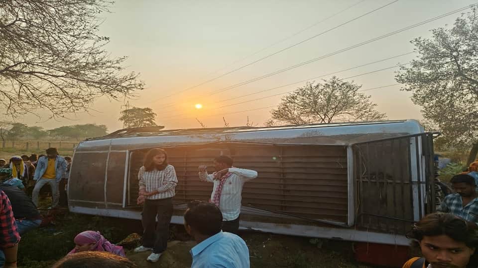 बस पलटने से 25 यात्री घायल