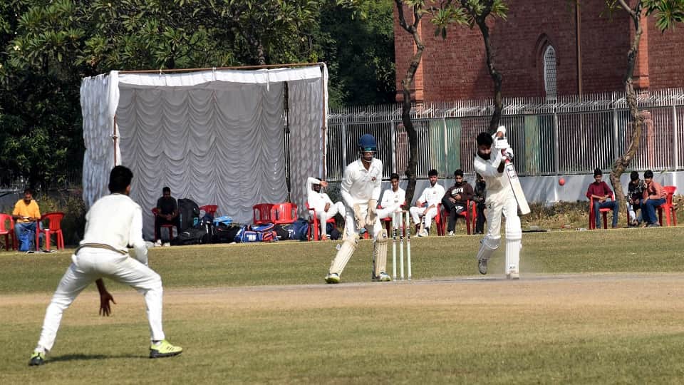 एएमयू के पवेलियन ग्राउंड नॉर्थ जोन इंटरयूनिवर्सिटी क्रिकेट टूर्नामेंट मैच में खेलते खिलाड़ी