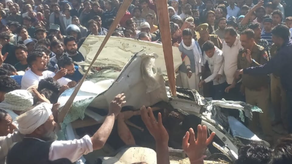 Overloaded Sand Dumper Overturns on Car, Seven Family Members Killed; Angry Crowd Blocks Expressway for 3.5 Ho