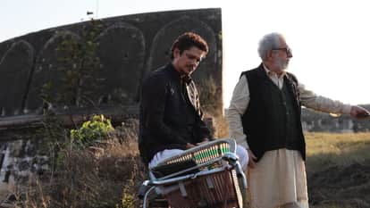 Movie Gustaakh Ishq Review Starring Vijay Varma Fatima Sana Shaikh Naseeruddin Shah