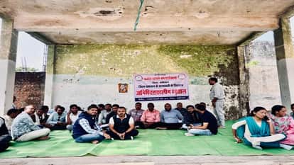 District Patwaris strike ends Collector assures reinstatement of suspended Patwari in Kabirdham