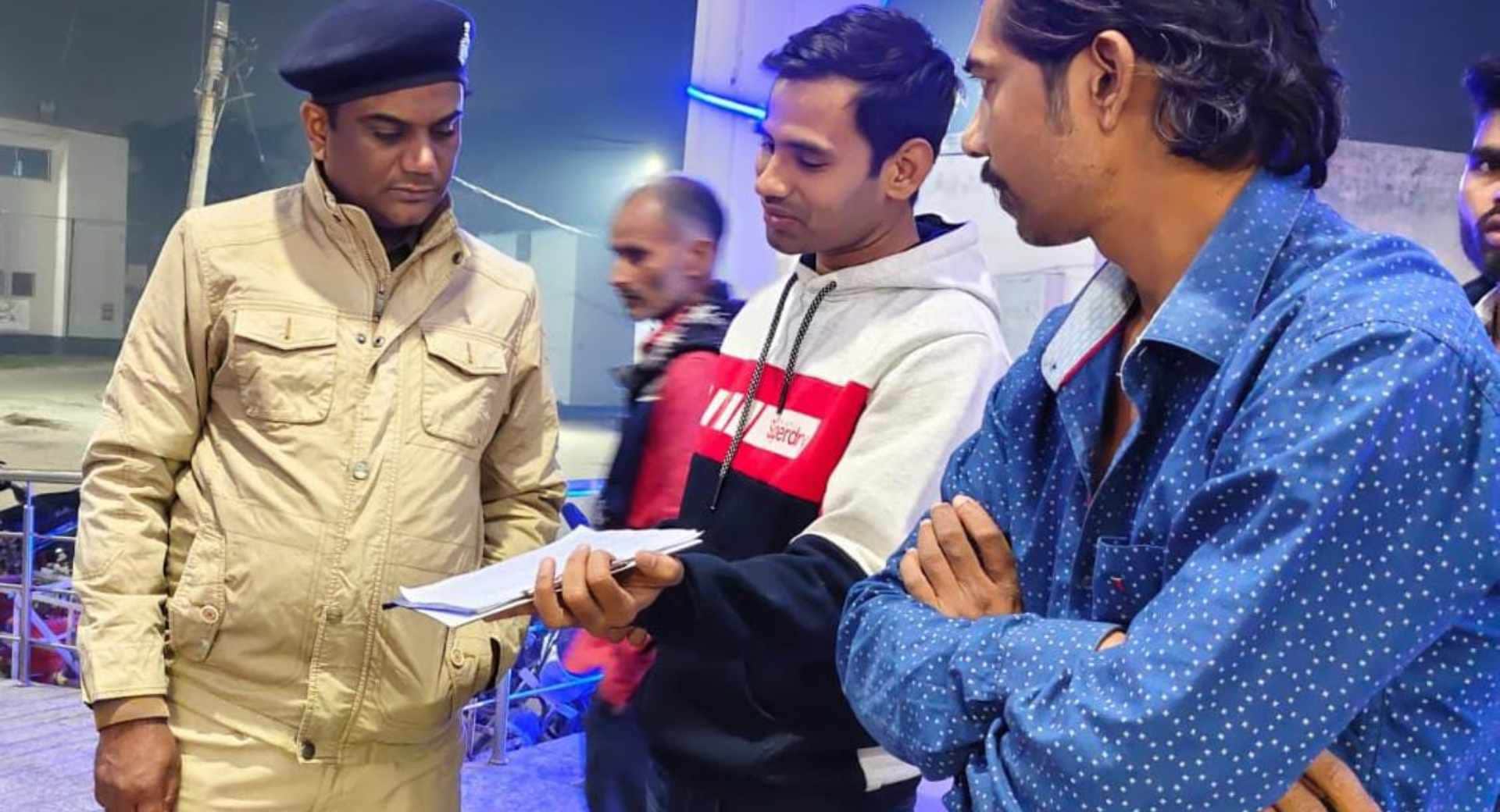 जांच करती पुलिस