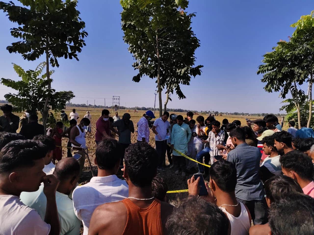 जहां से शव बरामद हुआ, वहां जुटी भीड़ ।