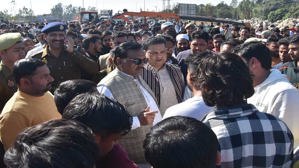 Seven died on the highway: A five feet high car collapsed to two feet, seven blood soaked bodies were trapped