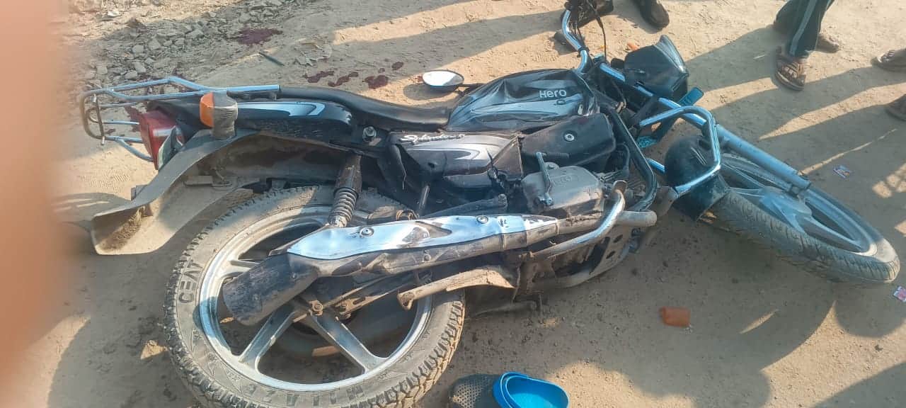 घटनास्थल पर पड़ी बाइक