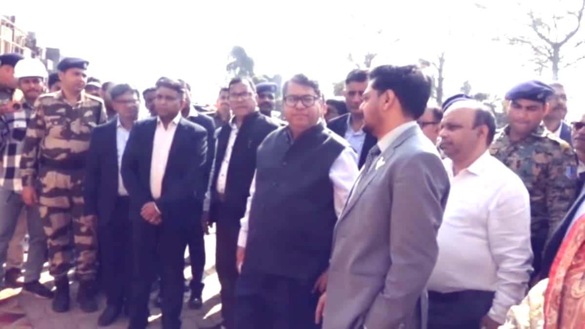 कोयला सचिव विक्रम देव दत्त बेलगढ़िया को मॉडल टाउनशिप के कार्यक्रम के दौरान।