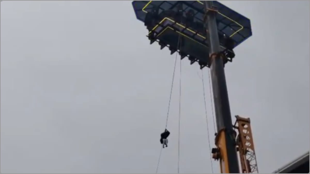 Construction Crane Collapse: मुंबई में निर्माण क्रेन गिरने से एक की मौत, कई वाहन दबे; बचाव अभियान जारी