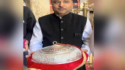 After his wish was fulfilled, the devotee offered a silver umbrella weighing 1.25 kg at the Maa Chintpurni Dar