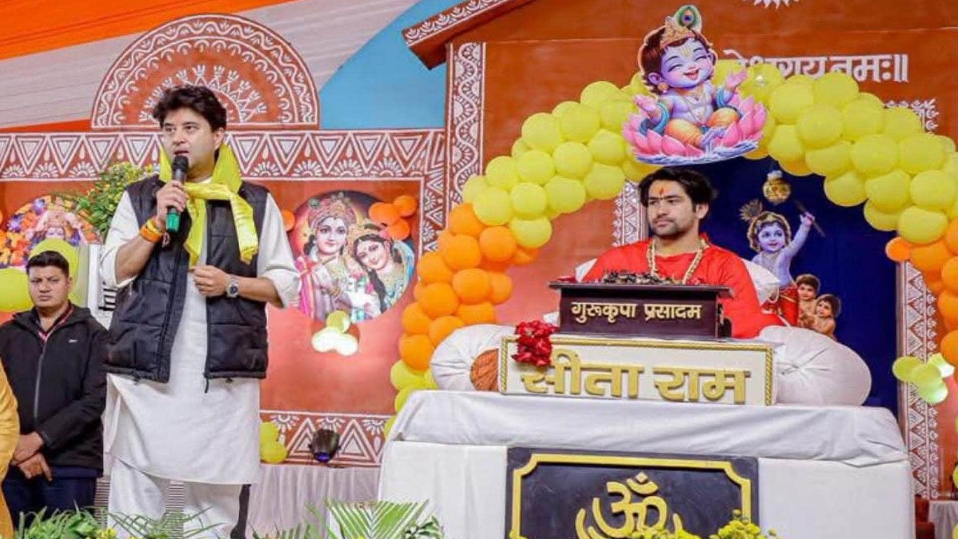 मंच पर मौजूद बाबा बागेश्वर और केंद्रीय मंत्री ज्योतिरादित्य सिंधिया।