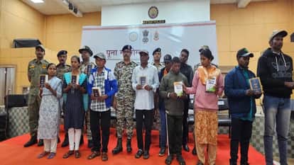 10 Naxalites surrender again lay down their arms before Bastar IG in Jagdalpur