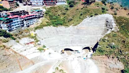 Shimla: Due to the construction of the tunnel, the land is sinking in Bhattakufar, the administration has orde