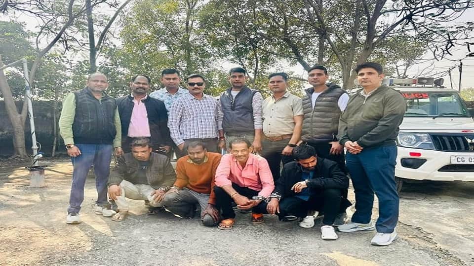 पुलिस की गिरफ्त में आरोपी