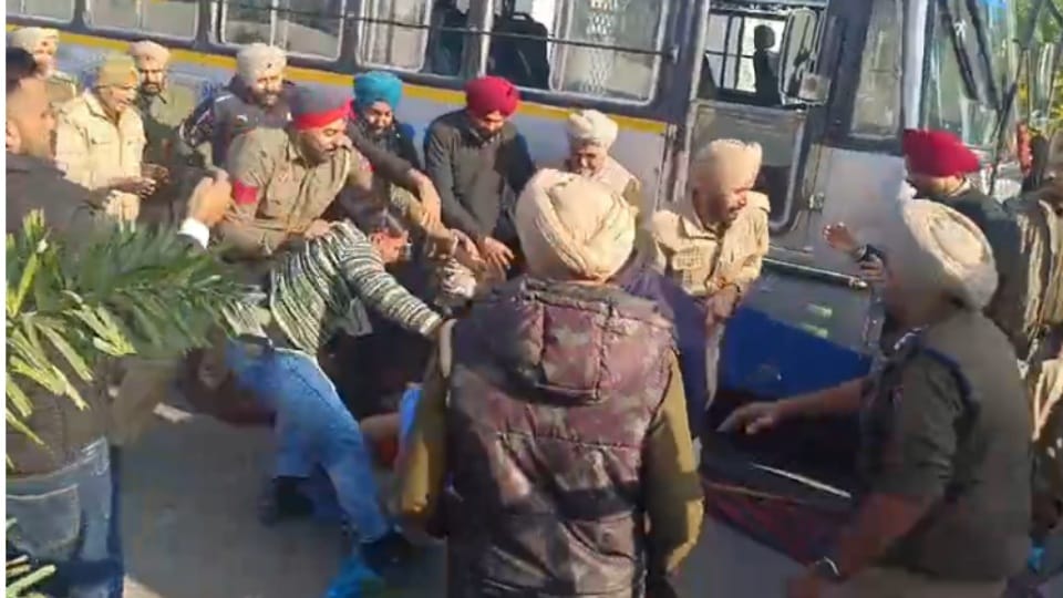 पटियाला में प्रदर्शनकारियों को पुलिस ने खदेड़ा।