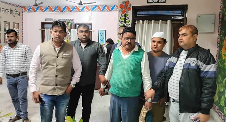 Bihar News: सीवान में विजिलेंस की बड़ी कार्रवाई, राजस्व कर्मचारी 15 हजार की रिश्वत लेते गिरफ्तार