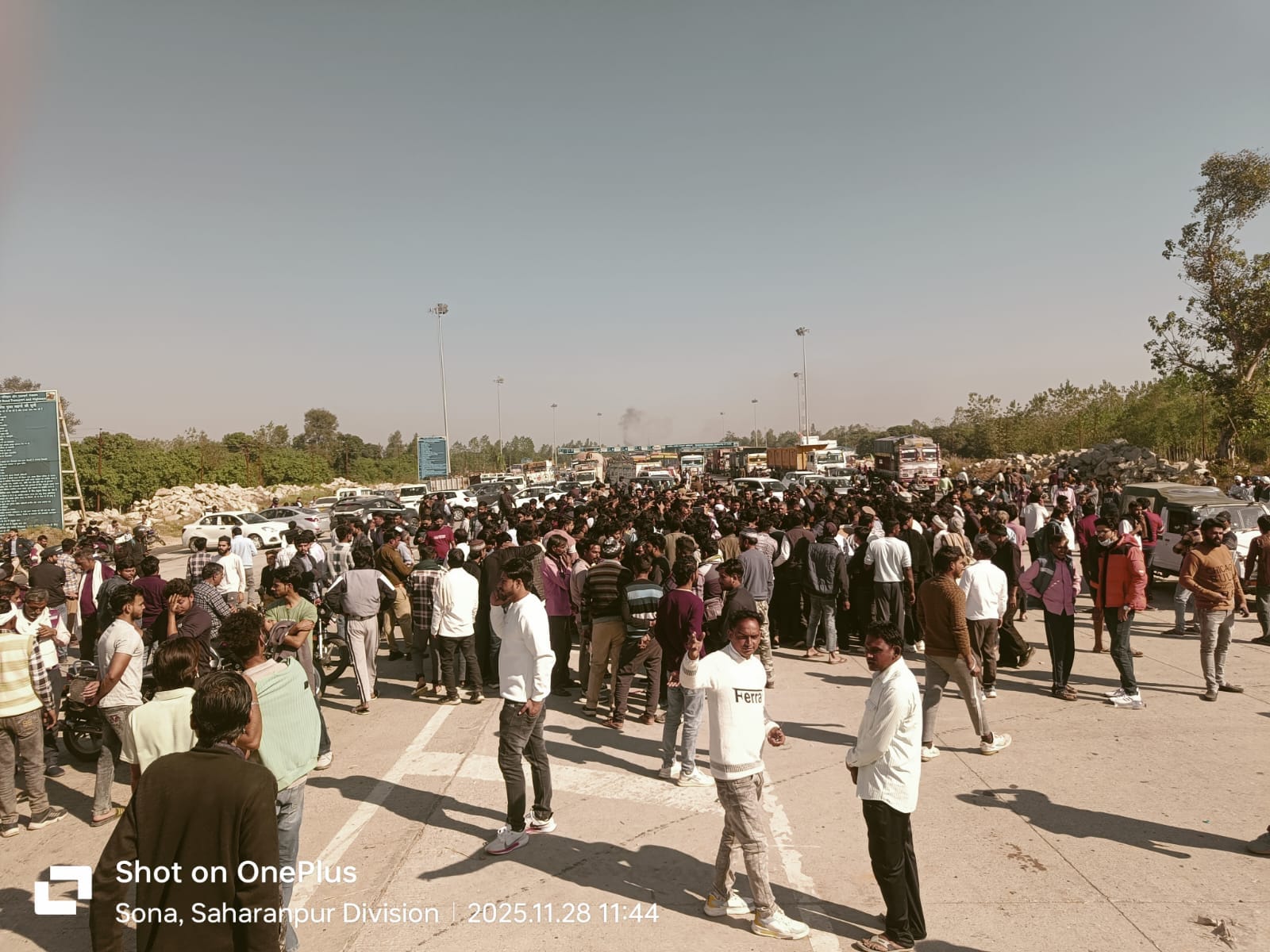 Overloaded Sand Dumper Overturns on Car, Seven Family Members Killed; Angry Crowd Blocks Expressway for 3.5 Ho