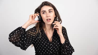 Wife secretly chats with her lover for hours in the bathroom Husband conducts sting operation video viral