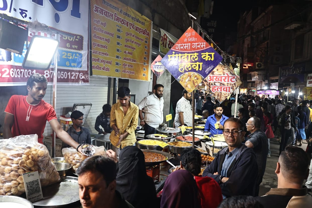 Indore: The taste of Sarafa Chowpatty has changed with time, fast food has also been included.