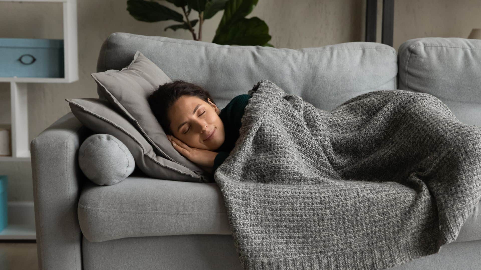 Very few people will know these four benefits of sleeping under a blanket in hindi