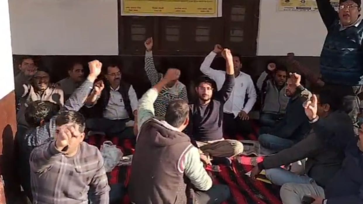 Lekhpals protest in Hapur tehsil regarding Fatehpur Lekhpal death case