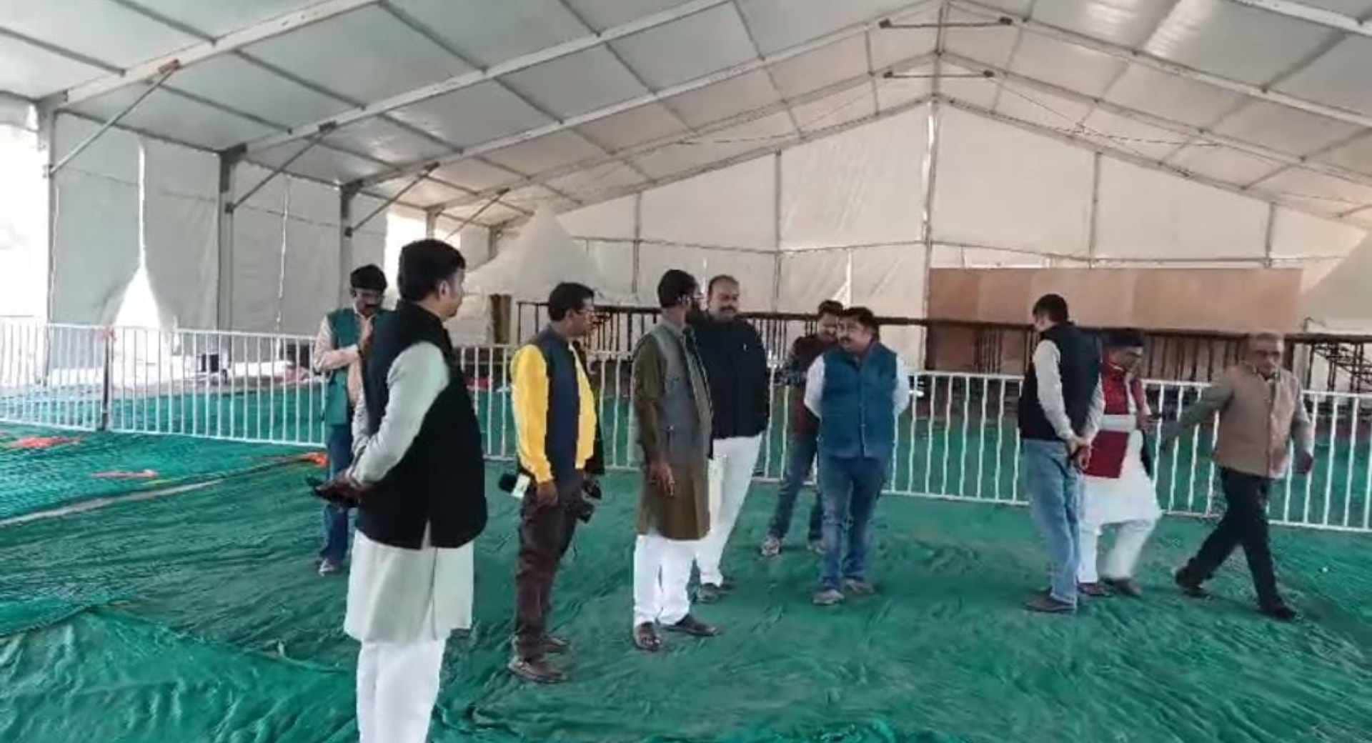 तैयारियों का जायजा लेते अधिकारी