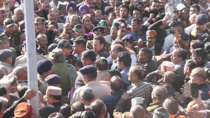 Dharamshala Pensioners anger erupts against the government, blockades roads scuffles with police