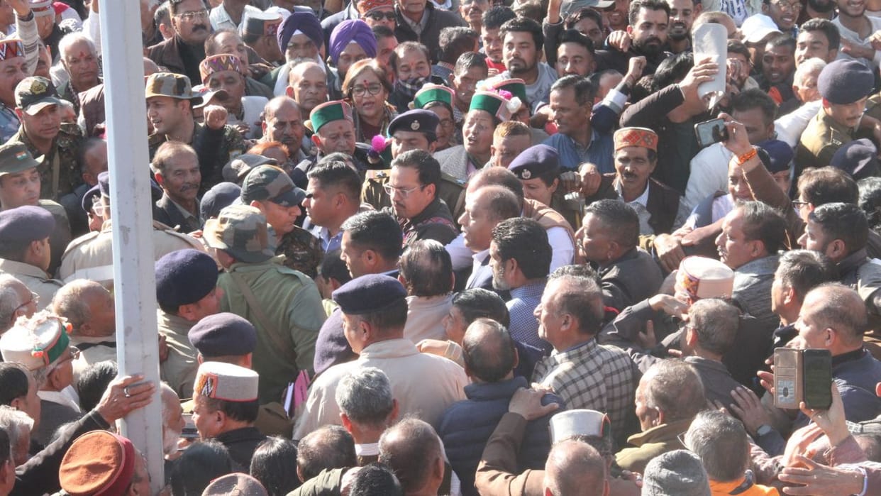 Dharamshala Pensioners anger erupts against the government, blockades roads scuffles with police