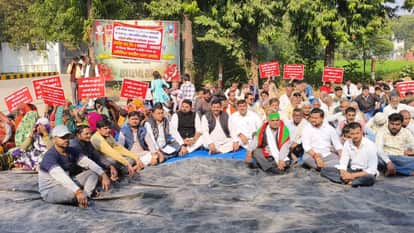 Indefinite Protest Begins Against Alleged Corruption at RBS College in Agra