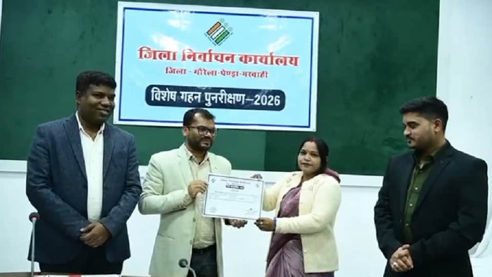 उत्कृष्ट प्रदर्शन करने वाले 15 बीएलओ को किया गया सम्मानित