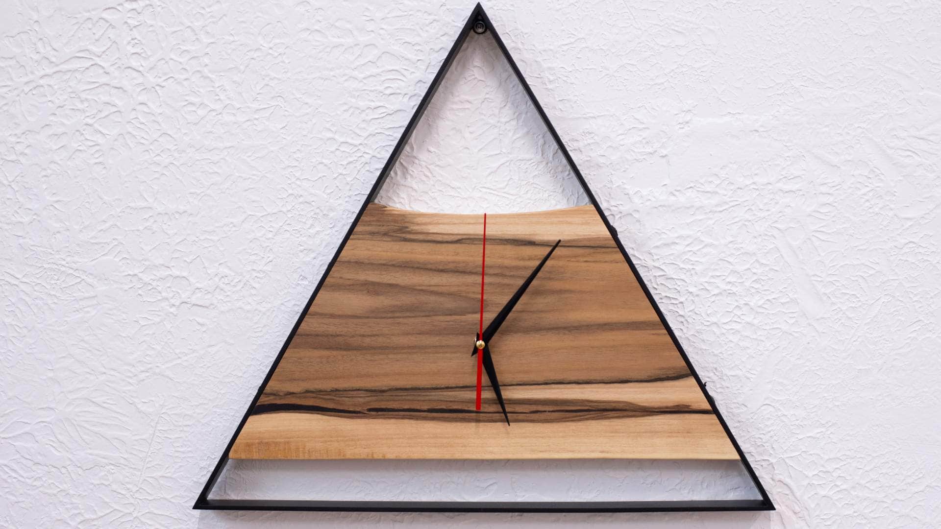 Vastu Tips For Wall Clock: Never place a clock at this place in your house it stops progress