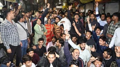 Indore News Mayor Pushyamitra Bhargava bans momos and Chinese food in Sarafa Chopati shopkeepers protest all n
