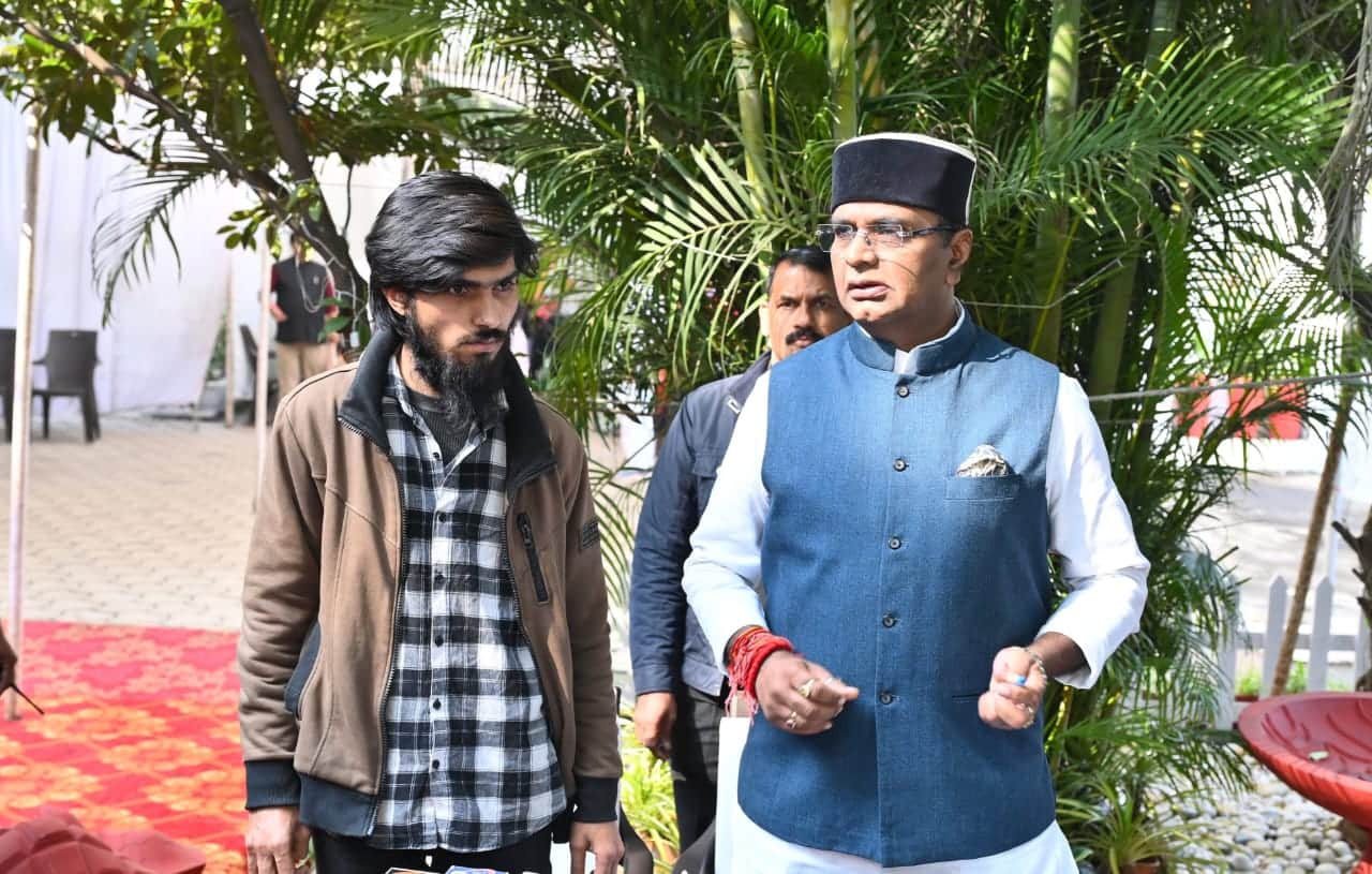 मंत्री विश्वास सारंग के साथ युवक