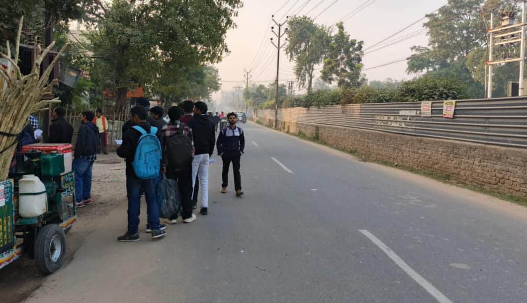 पटना में सुबह सात बजे तक धूप निकल गई थी।