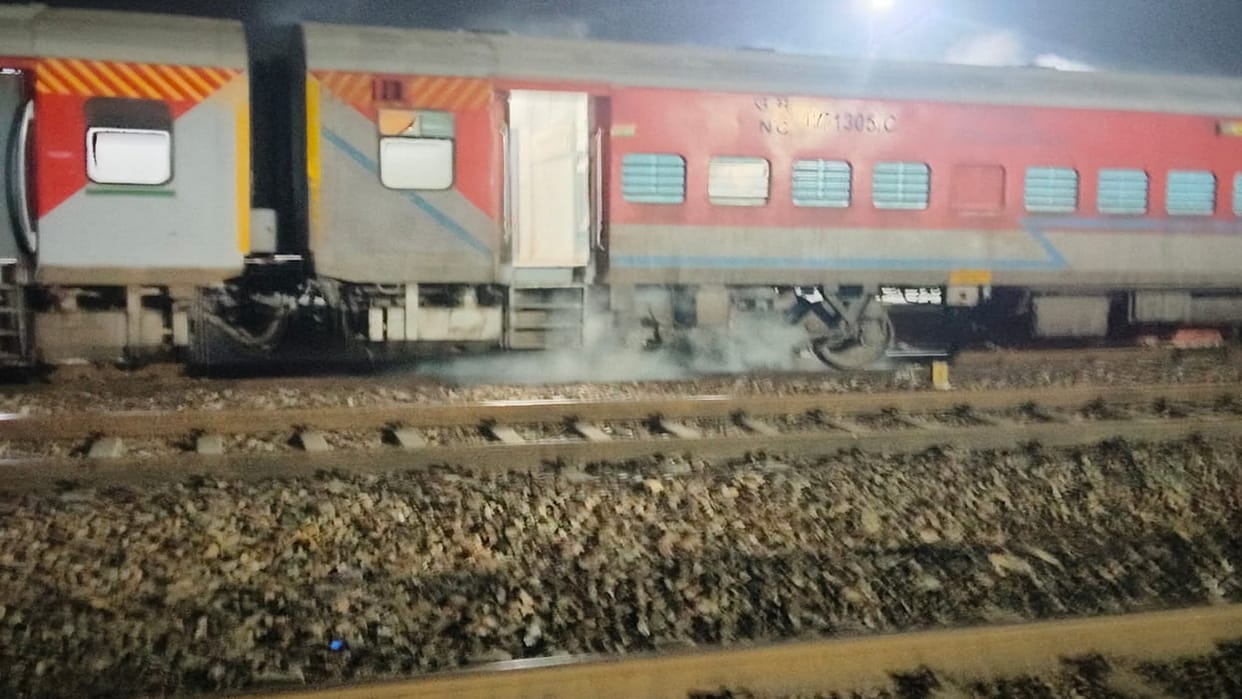 Smoke rises in Bundelkhand Express, panic ensues at Shankargarh station