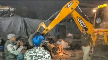 बरेली में फिर गरजा बुलडोजर: कुतुबखाना मंडी में नगर निगम ने की कार्रवाई, दुकानदारों में मची खलबली|