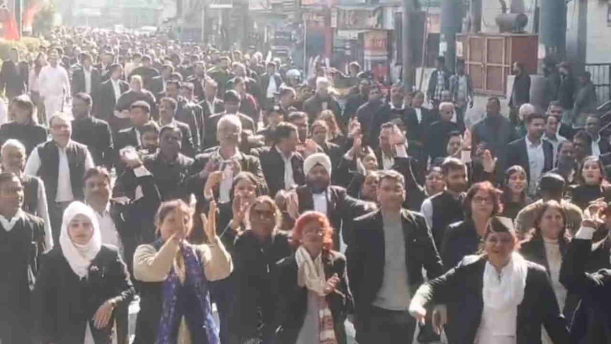 Lawyers stage protest in Dehradun take out rally block road read All Updates in hindi