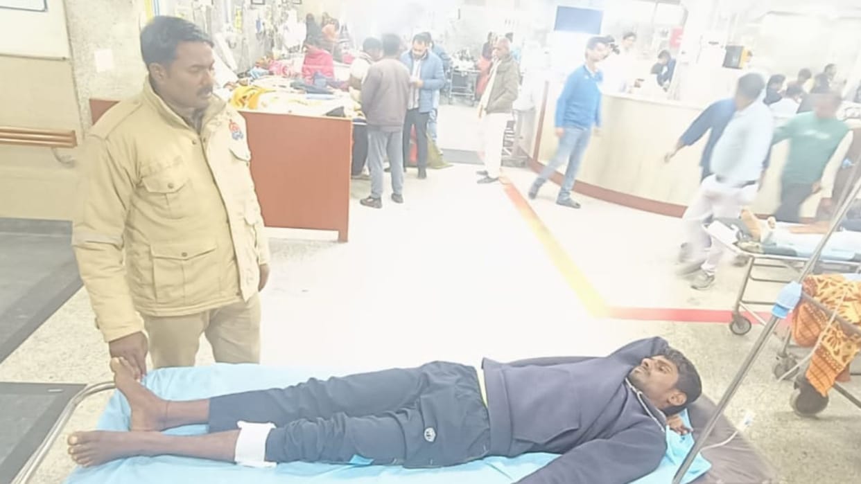 encounter in chandauli Criminal chased and shot main accused in youth murder constable injured