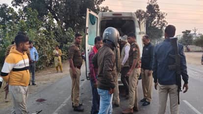 Pratapgarh News: Two bike riders died after being hit by a speeding car