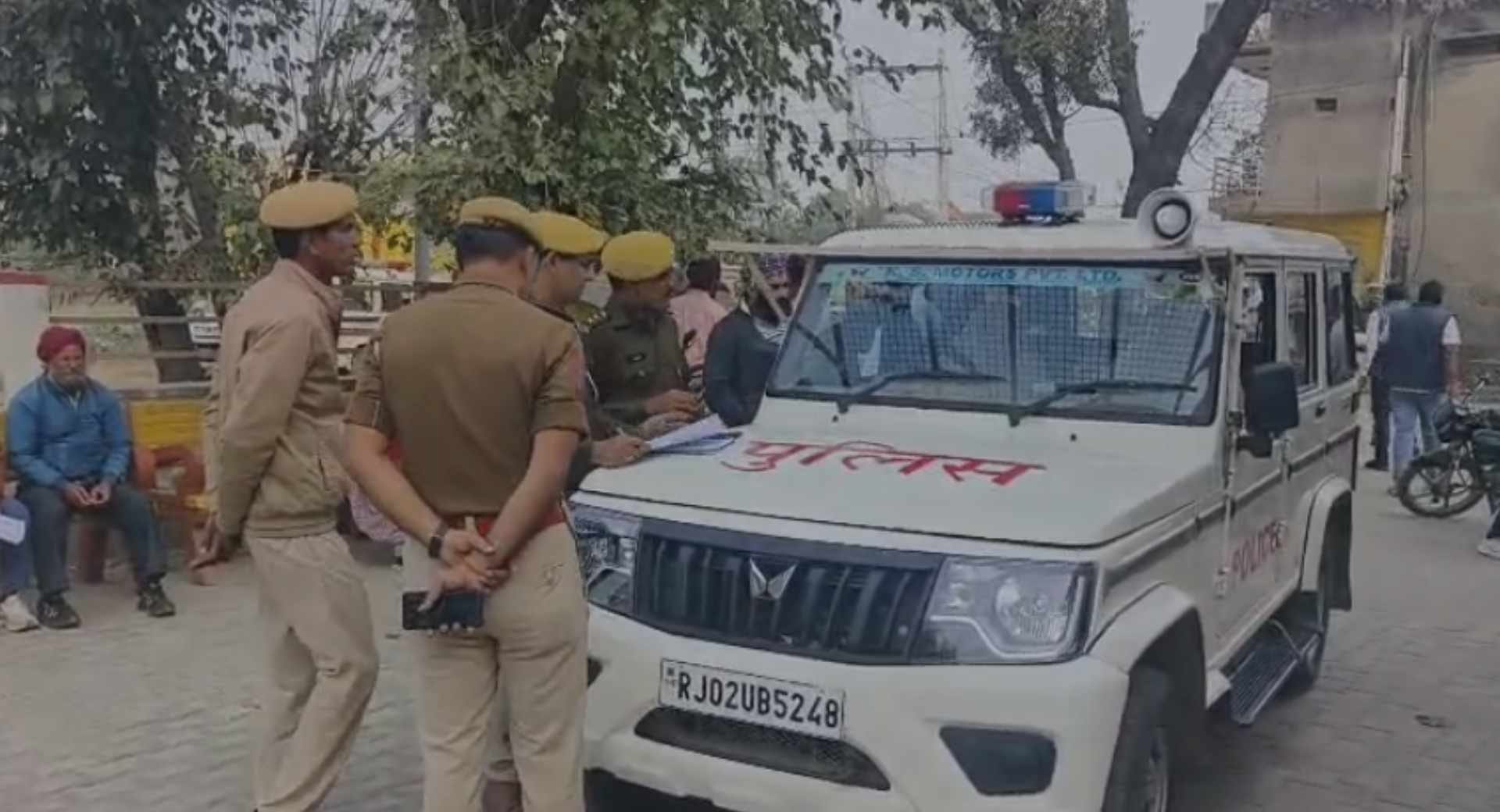 जांच करती पुलिस