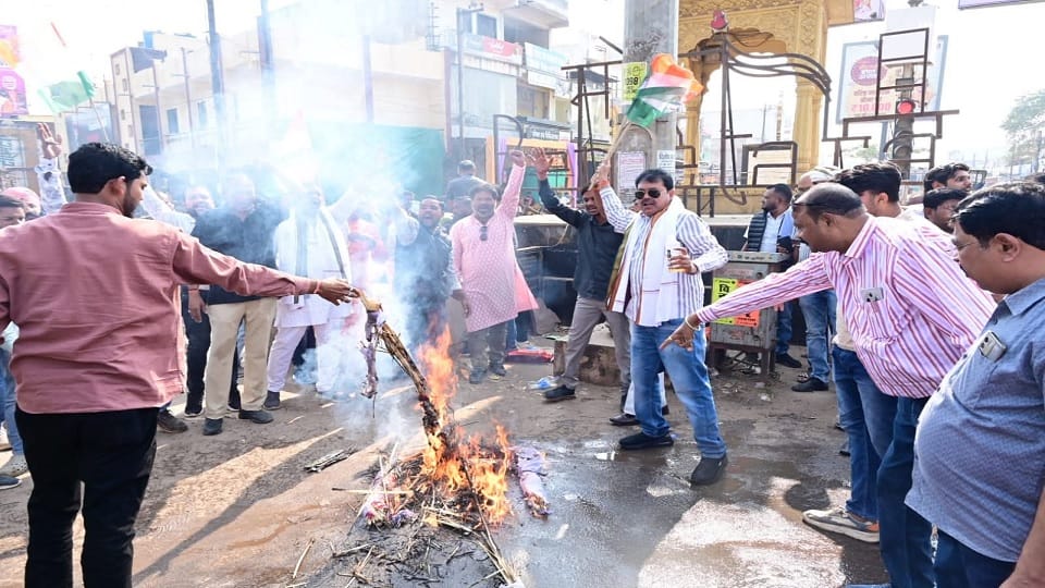 कांग्रेसियों ने फूंका सीएम का पुतला