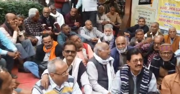 Kanpur EPS 95 pensioners protest demand Rs 7500 pension and Ayushman Yojana submit four point memorandum