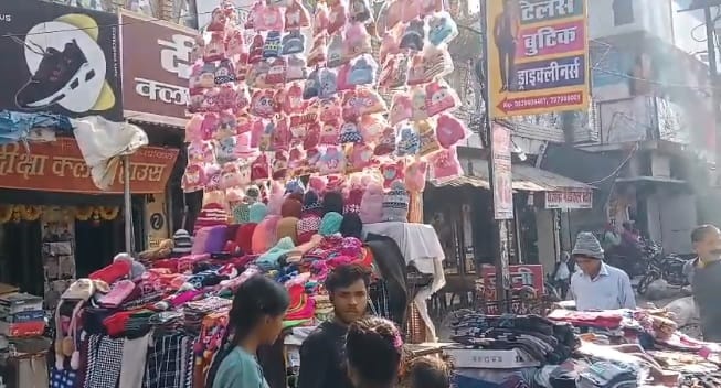 Kanpur Retail market is ending online trading the market for warm clothes is cold shopkeepers are sitting idle