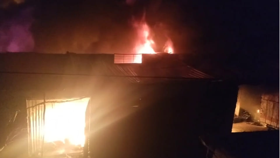 Kanpur: Fire broke out in a textile warehouse due to a short circuit