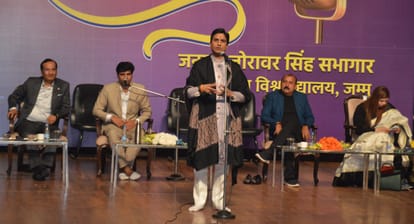 कवि सम्मलेन में कविता सुनाते  डॉ. कुमार विश्वास।