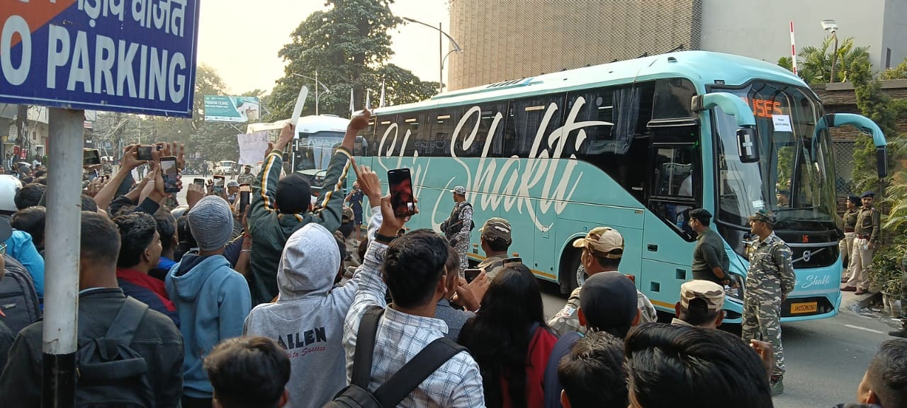 खिलाड़ियों को लेकर पहुंची बस
