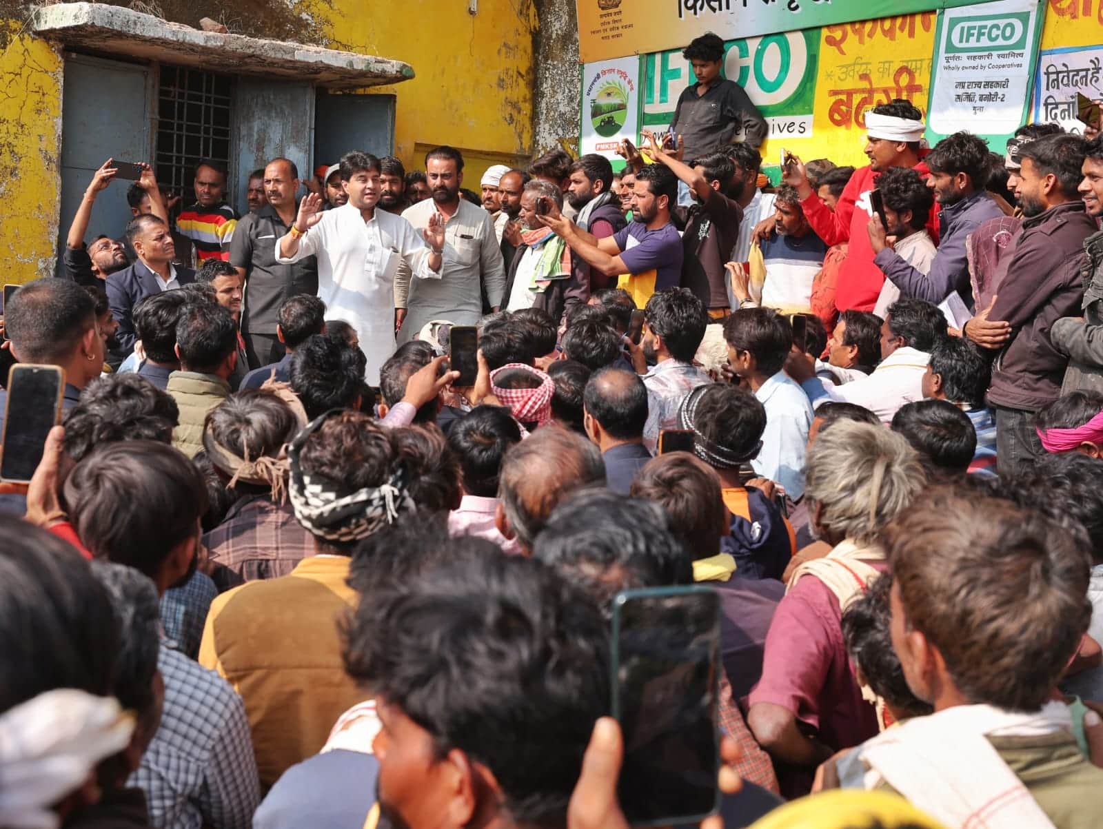 खाद संकट की सस्याओं का समाधान करने किसानों के बीच पहुंचे केंद्रीय मंत्री ज्योतिरादित्य सिंधिया।