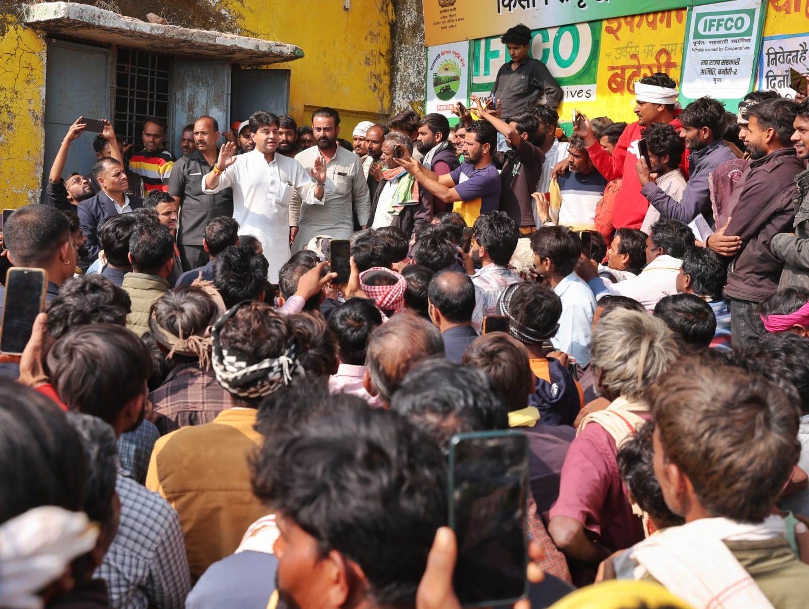 खाद संकट की सस्याओं का समाधान करने किसानों के बीच पहुंचे केंद्रीय मंत्री ज्योतिरादित्य सिंधिया।