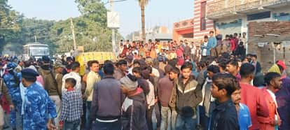 Bihar: A Hiva truck crushed a family riding a bike inside the Kosi embankment, killing the mother and son