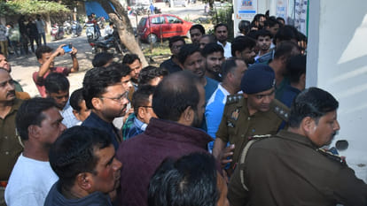 Kanpur: woman crossing the road was crushed by a truck, sparking uproar and stone pelting