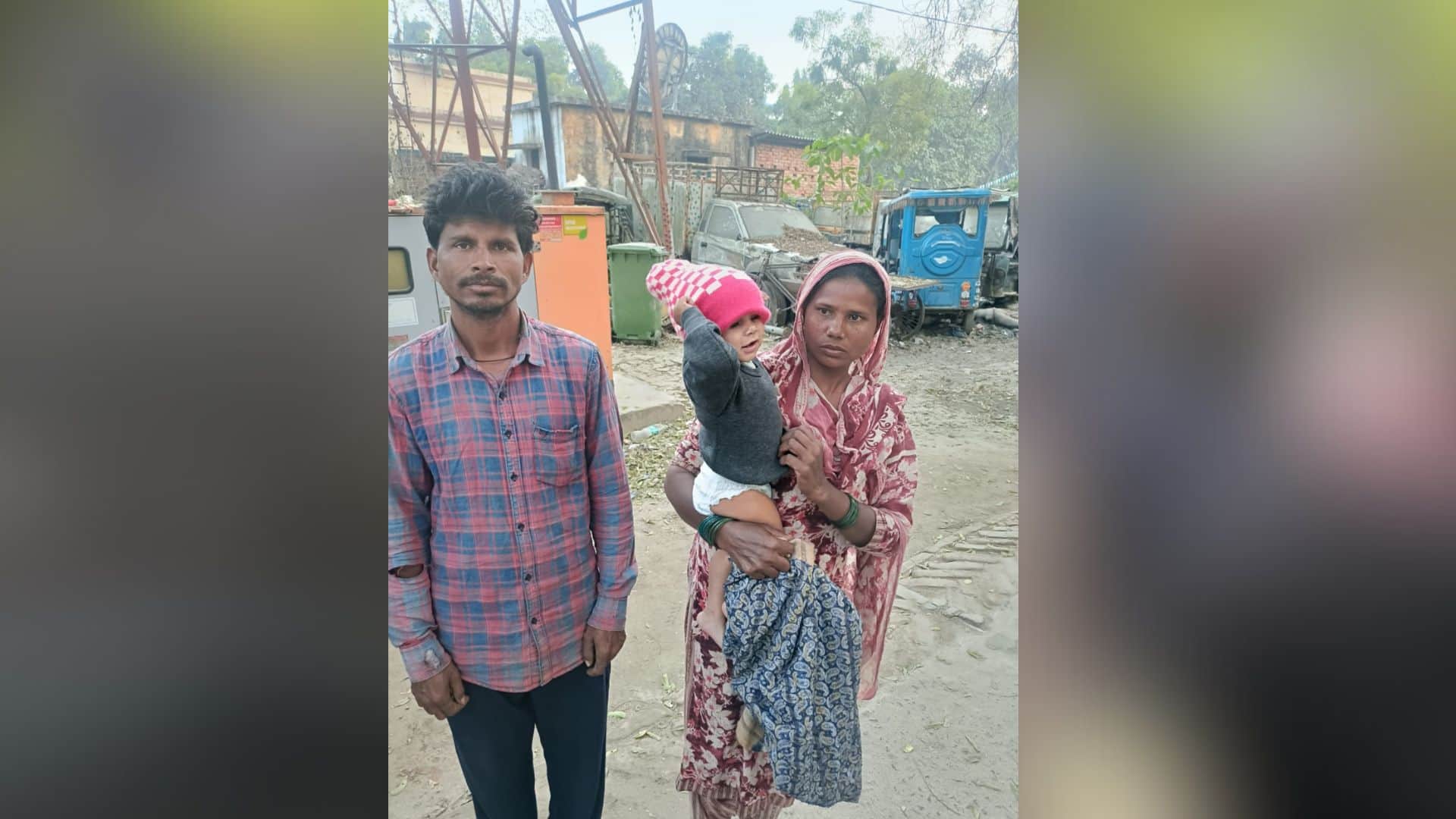 माता पिता के साथ बच्ची